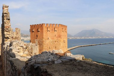Türkiye 'nin Alanya kentindeki Kizil Kule (Kızıl Kule), eski kale, deniz ve limanın bir parçası
