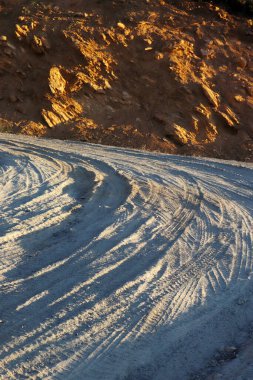 Bir sürü lastik izi olan kirli yollar.