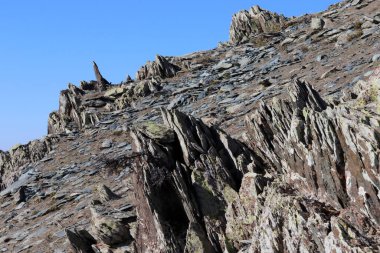 Erotik Metamorfik kayalar. Mavi gökyüzü.