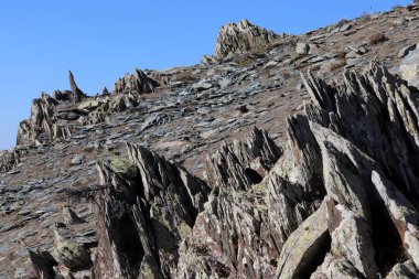 Erotik Metamorfik kayalar. Mavi gökyüzü.