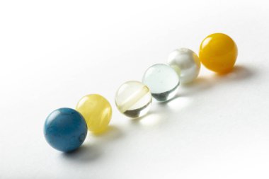 Beyaz arkaplanda çeşitli renkte boncuklar. 