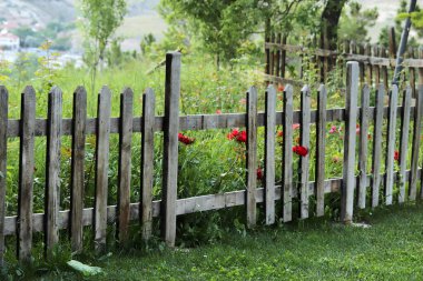 Bahçe için ahşap çitler