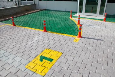 Ofis binasının önündeki park yerinde.