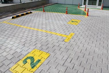 Ofis binasının önündeki park yerinde.