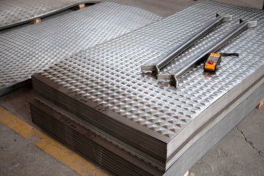 Kalıplı metal levha. Kayma önleyici şablonlar.