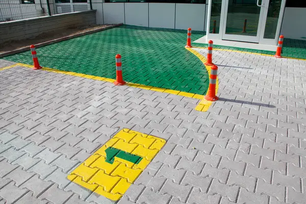 Ofis binasının önündeki park yerinde.