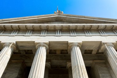 Atina, Yunanistan - 16 Eylül 2022: Atina Akademisi 'nin mimarisinin ayrıntılı görünümü