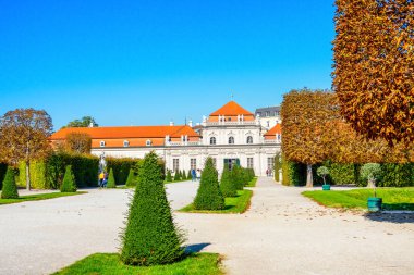 Viyana, Avusturya - 7 Eylül 2022: Belvedere Sarayı 'ndaki Belvedere Bahçeleri' nin sonbahar manzarası 