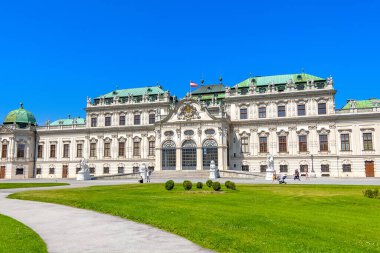 Viyana, Avusturya - 24 Ekim 2022: Güzel park ve çeşmeli Yukarı Belvedere Sarayı manzarası