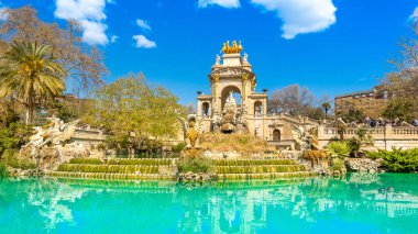 Barcelona, İspanya - 26 Mart 2023: Cascada Çeşmesi Kemerli ve heykel grubu Quadriga de l 'Aurora ile The Parc de la Ciutadella