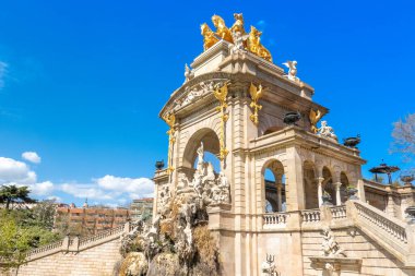 Barcelona, İspanya - 26 Mart 2023: Cascada Çeşmesi Kemerli ve heykel grubu Quadriga de l 'Aurora ile The Parc de la Ciutadella