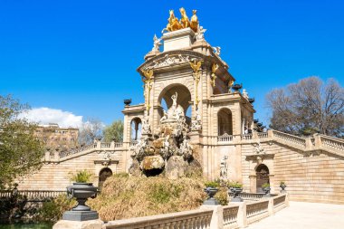 Barcelona, İspanya - 26 Mart 2023: Cascada Çeşmesi Kemerli ve heykel grubu Quadriga de l 'Aurora ile The Parc de la Ciutadella