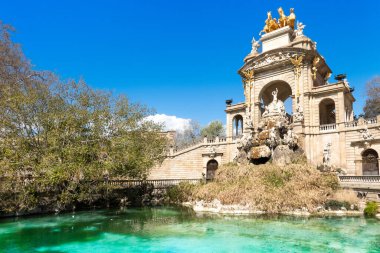 Barcelona, İspanya - 26 Mart 2023: Cascada Çeşmesi Kemerli ve heykel grubu Quadriga de l 'Aurora ile The Parc de la Ciutadella