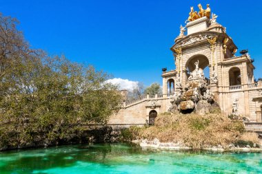 Barcelona, İspanya - 26 Mart 2023: Cascada Çeşmesi Kemerli ve heykel grubu Quadriga de l 'Aurora ile The Parc de la Ciutadella