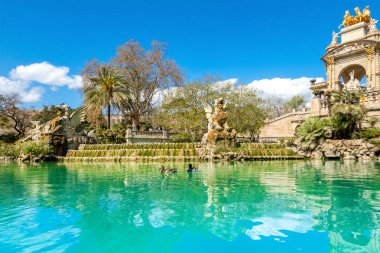 Barcelona, İspanya - 26 Mart 2023: Cascada Çeşmesi Kemerli ve heykel grubu Quadriga de l 'Aurora ile The Parc de la Ciutadella
