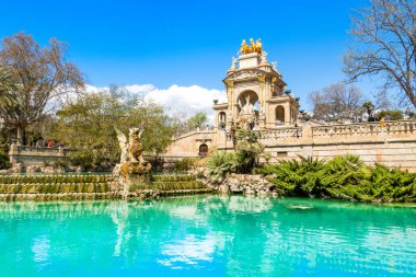 Barcelona, İspanya - 26 Mart 2023: Cascada Çeşmesi Kemerli ve heykel grubu Quadriga de l 'Aurora ile The Parc de la Ciutadella