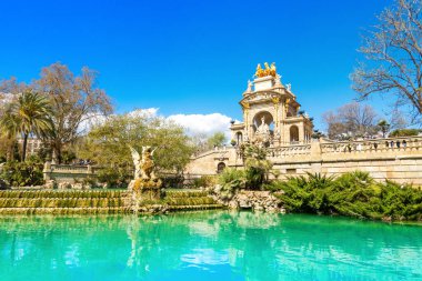 Barcelona, İspanya - 26 Mart 2023: Cascada Çeşmesi Kemerli ve heykel grubu Quadriga de l 'Aurora ile The Parc de la Ciutadella