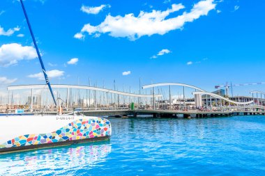 Barselona, İspanya - 26 Mart 2023: Port Vell 'deki Barselona sahil ve marinasının güzel yaz manzarası