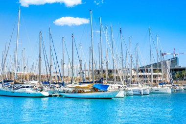 Barcelona, İspanya - 26 Mart 2023 Barcelona 'daki Marina Limanı' nın güzel yaz manzarası