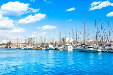 Barcelona, İspanya - 26 Mart 2023 Barcelona 'daki Marina Limanı' nın güzel yaz manzarası
