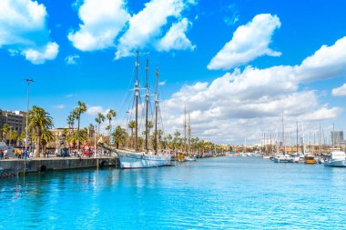 Barselona, İspanya - 26 Mart 2023: Port Vell 'deki Barselona sahil ve marinasının güzel yaz manzarası