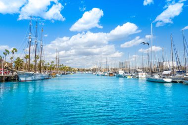 Barselona, İspanya - 26 Mart 2023: Port Vell 'deki Barselona sahil ve marinasının güzel yaz manzarası