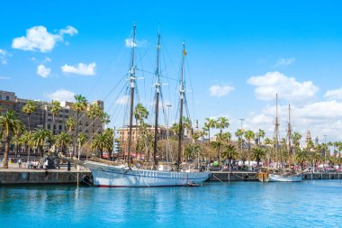 Barselona, İspanya - 26 Mart 2023: Port Vell 'deki Barselona sahil ve marinasının güzel yaz manzarası