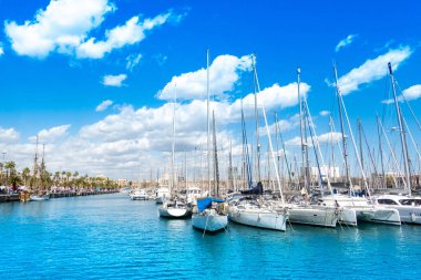 Barselona, İspanya - 26 Mart 2023: Port Vell 'deki Barselona sahil ve marinasının güzel yaz manzarası
