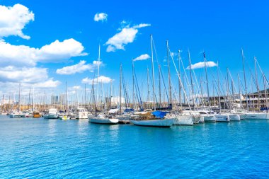 Barcelona, İspanya - 26 Mart 2023 Barcelona 'daki Marina Limanı' nın güzel yaz manzarası