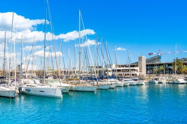 Barcelona, İspanya - 26 Mart 2023 Barcelona 'daki Marina Limanı' nın güzel yaz manzarası