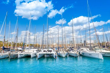 Barcelona, İspanya - 26 Mart 2023 Barcelona 'daki Marina Limanı' nın güzel yaz manzarası