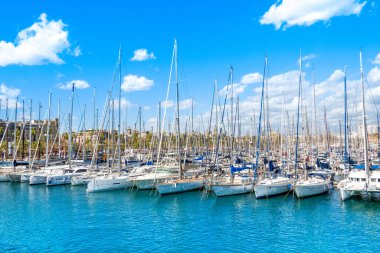 Barcelona, İspanya - 26 Mart 2023 Barcelona 'daki Marina Limanı' nın güzel yaz manzarası