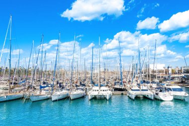 Barcelona, İspanya - 26 Mart 2023 Barcelona 'daki Marina Limanı' nın güzel yaz manzarası