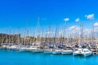 Barcelona, İspanya - 26 Mart 2023 Barcelona 'daki Marina Limanı' nın güzel yaz manzarası
