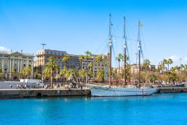 Barselona, İspanya - 26 Mart 2023: Port Vell 'deki Barselona sahil ve marinasının güzel yaz manzarası