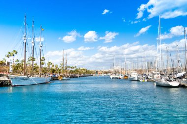 Barselona, İspanya - 26 Mart 2023: Port Vell 'deki Barselona sahil ve marinasının güzel yaz manzarası