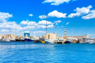 Barcelona, İspanya - 26 Mart 2023 Barcelona 'daki Marina Limanı' nın güzel yaz manzarası