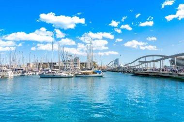 Barcelona, İspanya - 26 Mart 2023 Barcelona 'daki Marina Limanı' nın güzel yaz manzarası