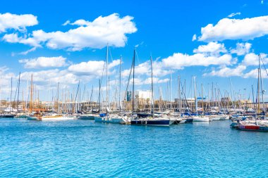 Barcelona, İspanya - 26 Mart 2023 Barcelona 'daki Marina Limanı' nın güzel yaz manzarası