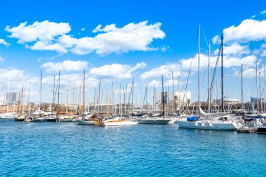 Barcelona, İspanya - 26 Mart 2023 Barcelona 'daki Marina Limanı' nın güzel yaz manzarası