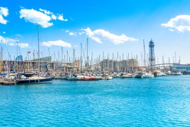 Barcelona, İspanya - 26 Mart 2023 Barcelona 'daki Marina Limanı' nın güzel yaz manzarası