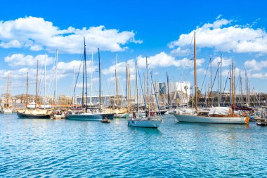 Barcelona, İspanya - 26 Mart 2023 Barcelona 'daki Marina Limanı' nın güzel yaz manzarası