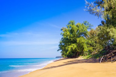 Tayland 'ın Phuket adasında kumlu bir plajı olan Hint Okyanusu' nun güzel manzarası.