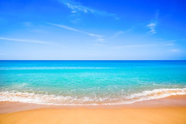Tayland 'ın Phuket adasında kumlu bir plajı olan Hint Okyanusu' nun güzel manzarası.