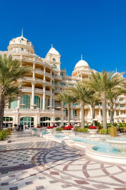Dubai, Birleşik Arap Emirlikleri - 08 Ocak 2023: Barok tarzı mimarisi ve tropikal bahçesi olan The Palm Jumeirah 'daki lüks tatil beldesi