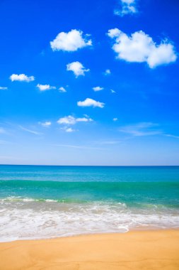 Tayland 'ın Phuket adasında kumlu bir plajı olan Hint Okyanusu' nun güzel manzarası.
