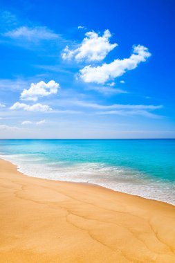 Tayland 'ın Phuket adasında kumlu bir plajı olan Hint Okyanusu' nun güzel manzarası.