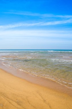 Tayland 'ın Phuket adasında kumlu bir plajı olan Hint Okyanusu' nun güzel manzarası.