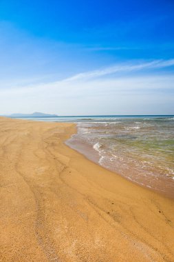 Tayland 'ın Phuket adasında kumlu bir plajı olan Hint Okyanusu' nun güzel manzarası.