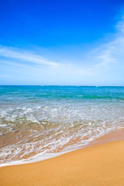 Tayland 'ın Phuket adasında kumlu bir plajı olan Hint Okyanusu' nun güzel manzarası.